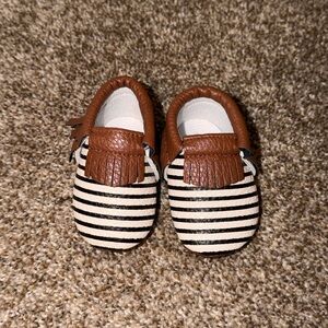 🎀5/$15 Striped Black & White Baby Moccasins with Brown Trim-D